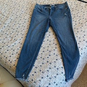 Absolutely adorable in excellent use condition Lauren Conrad stretch jeans.
